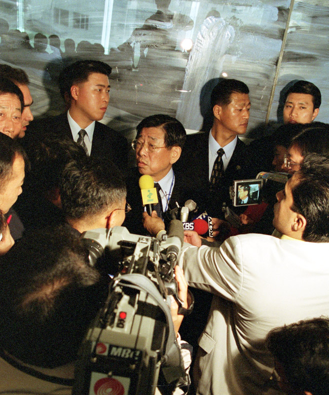 2001_KIM Un Young Dr. Un-Yong KIM tritt als Präsident des Kukkiwon zurück